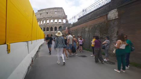 Rom-Immersiver-POV:-Umzug-In-Belebten-Straßen-Zur-Chiesa-Santi-Luca-E-Martina,-Italien,-Europa,-Gehen,-Wackelig,-4k-|-Lange-Schlange-Von-Touristen-In-Der-Nähe-Des-Schildes-Am-Kolosseum