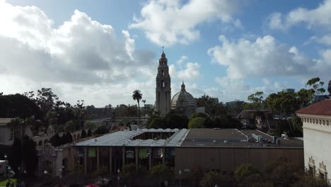 Hermoso-Ascenso-Aéreo-Acercándose-A-La-Histórica-Torre-Histórica-De-California-En-El-Parque-Balboa,-San-Diego