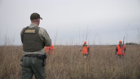 Oficial-De-Conservación-Saludando-A-Los-Cazadores-De-Faisanes-En-Un-Campo.