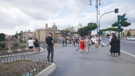 Punto-De-Vista-Inmersivo-En-Roma:-Moverse-Por-Calles-Concurridas-Hasta-Chiesa-Santi-Luca-E-Martina,-Italia,-Europa,-Caminar,-Tembloroso,-4k-|-Coches-Circulando-Cerca-De-Turistas-Con-Vistas-A-Las-Ruinas.