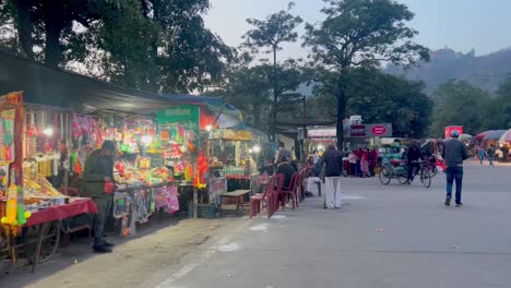 Vista-Aérea-De-Drones-Se-Ve-A-Muchas-Personas-Vendiendo-Productos-En-La-Tienda