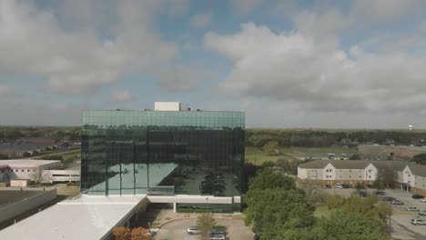 Una-Toma-Aérea-De-Dos-Plazas-Corporativas,-Un-Edificio-De-Oficinas-De-Ocho-Pisos-Ubicado-En-Bay-Area-Boulevard-En-Clear-Lake,-Houston,-Texas.