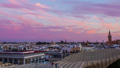 Lapso-De-Tiempo-De-Turistas-Explorando-La-Icónica-Maravilla-Arquitectónica-De-Setas-De-Sevilla-En-Medio-De-Vistas-Panorámicas-De-La-Ciudad