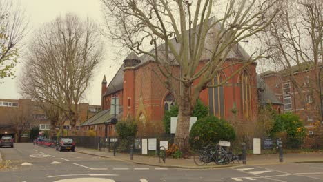 Árboles-Sin-Hojas-Fuera-De-La-Iglesia-De-San-Pedro-En-Fulham-En-Londres,-Inglaterra