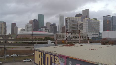 Toma-Aérea-De-Gran-Angular-Que-Revela-El-Centro-De-Houston,-Texas,-Desde-El-Distrito-De-Graffiti-Wall.