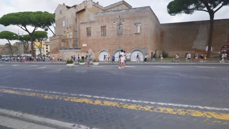 Rom-Immersiver-POV:-Umzug-In-Belebten-Straßen-Zur-Chiesa-Santi-Luca-E-Martina,-Italien,-Europa,-Gehen,-Wackelig,-4k-|-Touristen-Posieren-Auf-Der-Straße-Für-Fotos