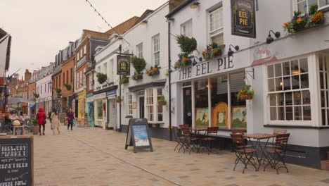 Blick-Auf-Die-Straße-Des-Eel-Pie-Pub-Und-Restaurants-Im-Londoner-Stadtteil-Twickenham