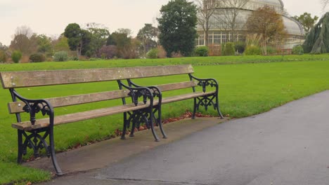 Banco-Vacío-Cerca-De-La-Casa-De-Las-Palmeras-En-Los-Jardines-Botánicos-Nacionales-De-Dublín,-Irlanda