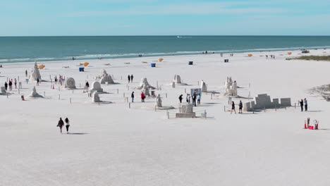 Luftdrohnenflug-über-Sanding-Ovations-Sandskulpturen-Master-Cup-Kunstveranstaltung-In-Madeira-Beach,-Florida