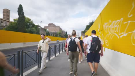 Punto-De-Vista-Inmersivo-En-Roma:-Moverse-Por-Calles-Concurridas-Hasta-Chiesa-Santi-Luca-E-Martina,-Italia,-Europa,-Caminar,-Tembloroso,-4k-|-Anciano-Hablando-Por-Teléfono-Mientras-Una-Pareja-Camina-Por-Una-Acera-Concurrida