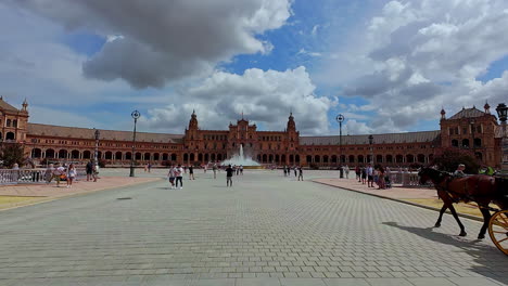 Touristen-Und-Tagesausflügler-Auf-Der-Plaza-De-España-An-Heißen,-Sonnigen-Sommertagen