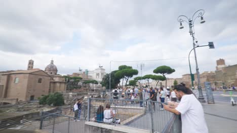 Punto-De-Vista-Inmersivo-En-Roma:-Moverse-Por-Calles-Concurridas-Hasta-Chiesa-Santi-Luca-E-Martina,-Italia,-Europa,-Caminar,-Tembloroso,-4k-|-Turistas-Mirando-Ruinas-Antiguas