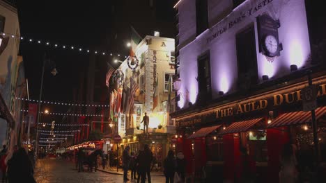 Gente-Fuera-Del-Famoso-Pub-The-Auld-Dubliner-En-La-Noche-De-Invierno-En-Dublín,-Irlanda