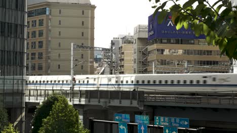 El-Tren-Bala-Viaja-Con-Una-Moderna-Infraestructura-Ferroviaria-Eficiente-Entre-Ciudades.