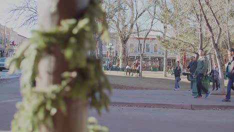 Plaza-De-Santa-Fe,-Nuevo-México-Con-Enfoque-En-Rack-Desde-El-Poste-Hasta-La-Gente