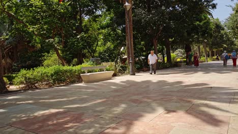 Los-Turistas-Caminan-Por-Un-Sendero-Peatonal-En-La-Ciudad-De-Málaga,-España.