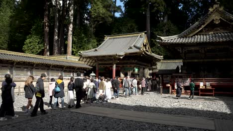 Una-Captura-Gradual-De-Personas-Que-Pasaban-Por-Honden,-Ishinoma-Y-Haiden-En-Nikko-Tosho-gu,-Japón