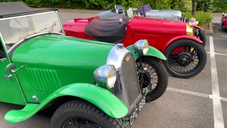 Drei-Klassische-Alte-Antike-Rennwagen,-Oldtimer-Auf-Einem-Parkplatz-In-England,-Teure-Sammlerautos,-Einzelsitz,-4K-Aufnahme