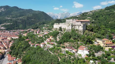 Fortaleza-De-Sarzanello-En-La-Cima-De-Una-Colina-En-Liguria,-Italia---Aérea-4k