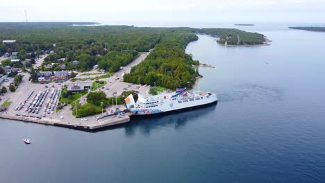 Luftaufnahme-Des-Fährterminals-Und-Des-Hafens-An-Der-Georgian-Bay