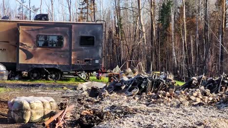 Daños-A-La-Propiedad-Por-Incendios-Forestales,-Incluidos-Vehículos-Recreativos,-Motocicletas-Y-Jardines.