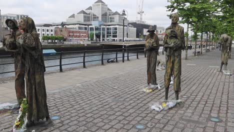 Memorial-De-La-Hambruna-A-Orillas-Del-Río-Liffey-Por-Rowan-Gillespie