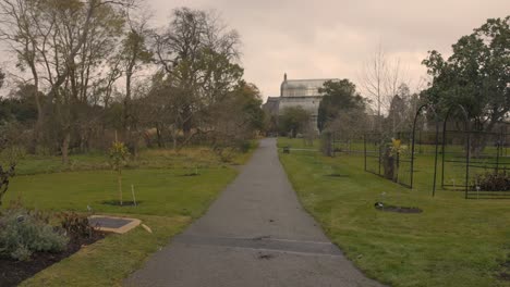 Toma-Panorámica-Del-Invernadero-Principal-Del-Jardín-Botánico-Al-Fondo-En-Dublín,-Irlanda