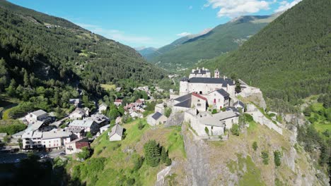 Fort-Queyras-En-El-Casco-Antiguo-Del-Castillo,-Alpes-Franceses,-Francia---Pedestal-Aéreo-4k