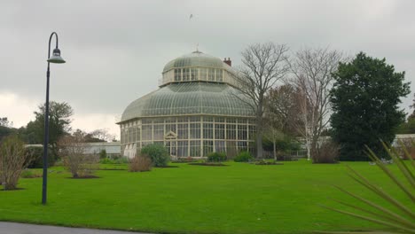 Foto-Del-Exterior-De-Un-Invernadero-Tropical-De-Cristal-En-Los-Jardines-Botánicos-Nacionales-De-Dublín,-Irlanda,-En-Un-Frío-Día-De-Invierno.