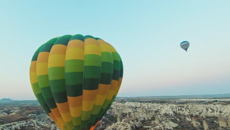 Coloridos-Globos-Aerostáticos-Cargados-De-Turistas-Volando-Sobre-Capadocia-Al-Amanecer-En-Turquía.