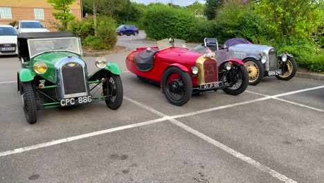 Drei-Klassische-Alte-Antike-Rennwagen,-Oldtimer-Auf-Einem-Parkplatz-In-England,-Exklusive-Teure-Sammlerautos,-Einzelsitz,-4K-Aufnahme