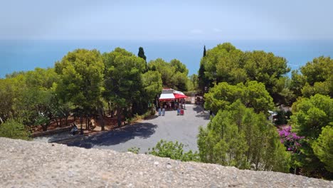 Touristen-Stehen-Schlange,-Um-Eintrittskarten-Für-Das-Historische-Festungsgebäude-In-Der-Stadt-Malaga,-Spanien,-Zu-Kaufen