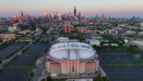 United-Center-Arena-En-Chicago-Con-El-Horizonte-Al-Atardecer-Al-Fondo