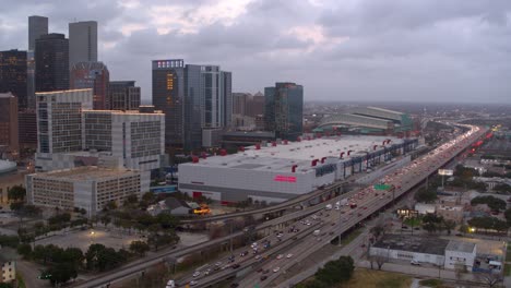 Toma-Aérea-Del-Centro-De-Houston,-Texas,-De-Noche