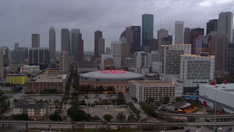 Estableciendo-Una-Vista-De-Drones-Del-Centro-De-Houston,-Texas,-Por-La-Noche.