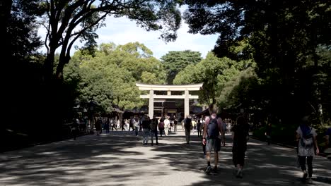 Imágenes-En-Cámara-Lenta-Capturan-A-Los-Visitantes-Paseando-Cerca-De-Meiji-Jingu-Sanno-Torii-En-Japón.