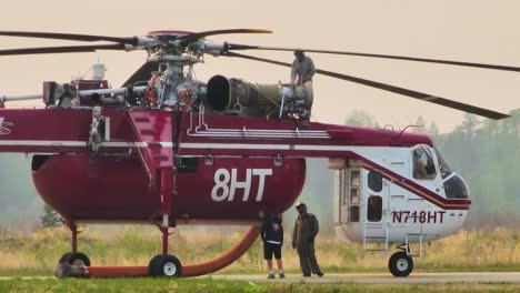 Mecánicos-Y-Técnicos-Preparando-Helicópteros-De-Extinción-De-Incendios-Antes-Del-Envío.