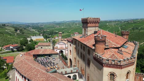 Castillo-De-Barolo-Y-Viñedos-En-La-Región-Vinícola-De-Langhe,-Piamonte,-Italia---Antena-4k