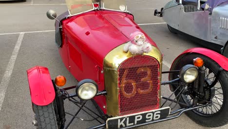 Coches-Antiguos-Clásicos,-Coches-Antiguos-En-Un-Aparcamiento-En-Inglaterra,-Coches-Coleccionables-Caros,-Carreras-De-Un-Solo-Asiento,-Tomas-De-4k