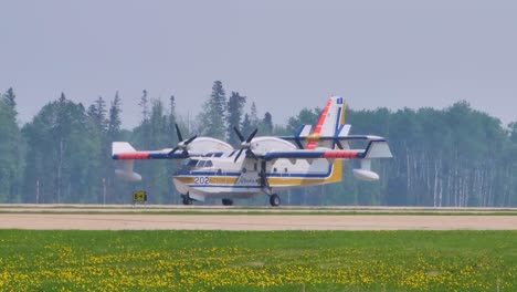 Gran-Avión-Aéreo-De-Extinción-De-Incendios-En-La-Pista-A-Punto-De-Despegar