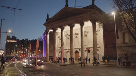 Dublín,-Irlanda---Una-Perspectiva-Nocturna-Del-Banco-De-Irlanda---Plano-General