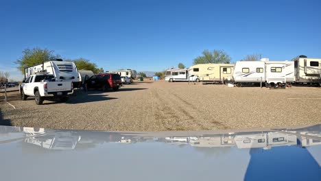 Punto-De-Vista:-Conducir-Lentamente-A-Través-De-Los-Campamentos-En-Una-Soleada-Tarde-De-Invierno-En-El-Recinto-Ferial-Del-País-Pima