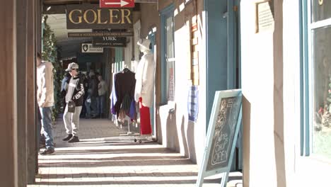 Gente-De-Compras-En-El-Centro-De-Santa-Fe,-Nuevo-México,-Con-Video-Inclinado-Hacia-Abajo.