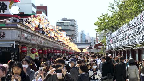 Escena-En-Cámara-Lenta-De-Peatones-Caminando-Por-La-Calle-Nakamise-En-Asakusa,-Japón