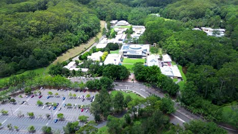 Drohnenantenne-über-Autos-Der-Ourimbah-Universität-Auf-Dem-Parkplatz,-Campus-Standort,-Vordereingang,-Bildung,-Zentralküste-Australiens