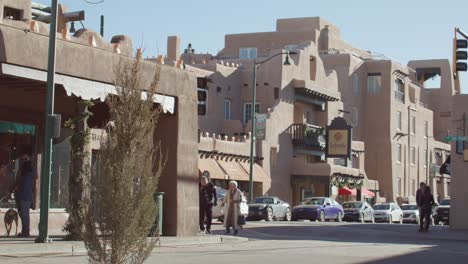 La-Fonda-En-El-Hotel-Plaza-En-El-Centro-De-Santa-Fe,-Nuevo-México,-Con-Gente-Caminando-Afuera-Y-Filmación-De-Video-Estable