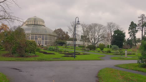 Toma-Cinematográfica-De-Jardines-Botánicos-Vacíos-Con-Clima-Brumoso-Durante-La-Mañana-De-La-Temporada-De-Invierno-En-Dublín,-Irlanda