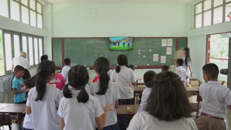 Energische-Asiatische-Klassenzimmerkinder-Tanzen-In-Der-Schule