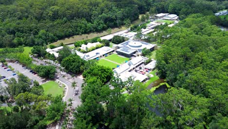 Drohnenantenne-über-Dem-Ourimbah-Universitätscampus,-Standort,-Straße,-Buschland,-Wald,-Bildungssektor,-Zentralküste-Australiens