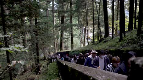 In-Gemächlichem-Tempo-Steigen-Besucher-Die-Treppe-Hinauf,-Die-Zum-Okusha-Hoto-In-Nikko,-Japan,-Führt,-Um-Das-Bauwerk-Zu-Erkunden,-In-Dem-Sich-Die-Überreste-Von-Tokugawa-Ieyasu-Befinden